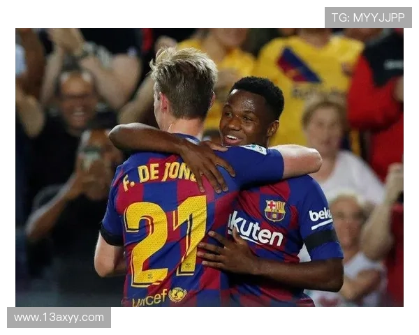 韩国队球迷方阵助威声势浩大，赛场氛围持续提升